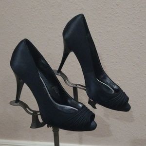 White House Black Market sz 7 satin pumps